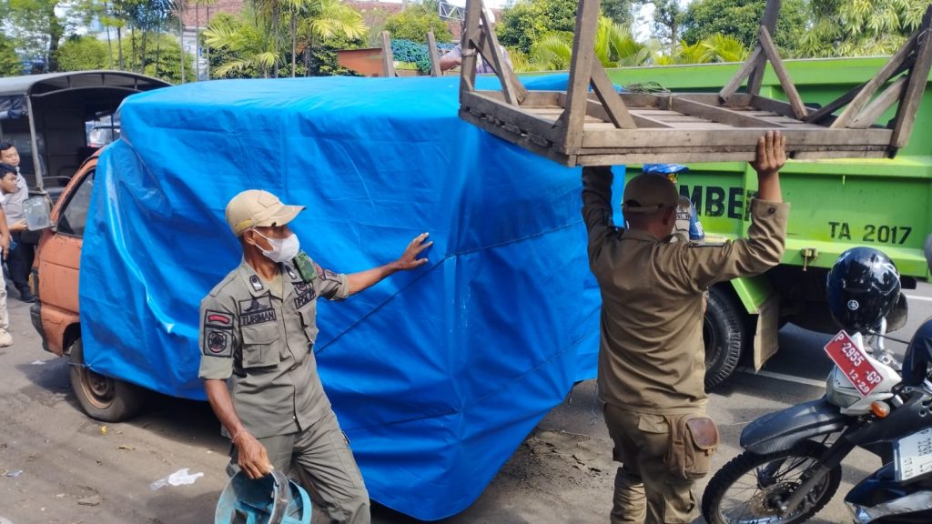 Petugas satpol PP Jember saat lakukan Operasi penertiban.foto Edi Mulyono
