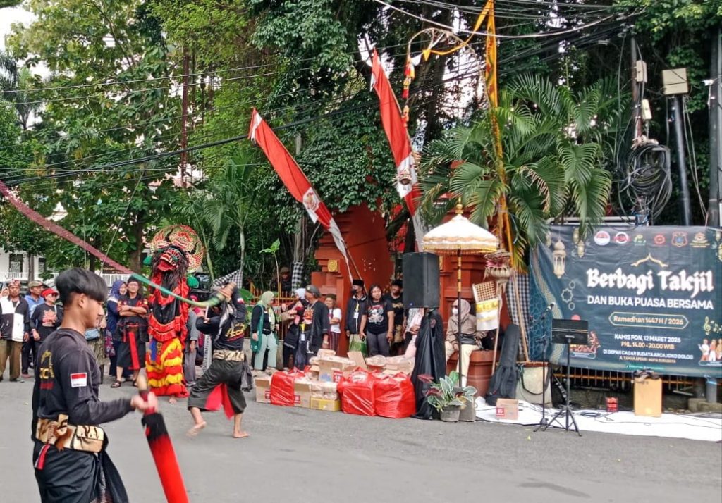 Pertunjukan seni jaranan dalam acara berbagi takjil dan buka puasa bersama di Jalan Taman Apsari, Surabaya, Kamis (12/3/2026).