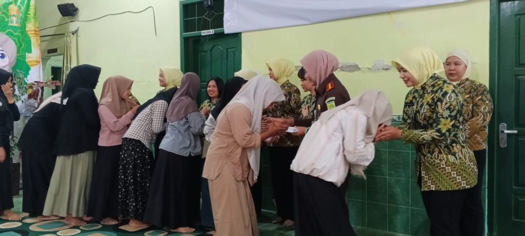 Kejari Kediri Santuni Anak Yatim Jelang Lebaran Puluhan anak Panti Asuhan Muslimat NU Budi Mulia saat menerima santunan dari Kejaksaan Negeri Kabupaten Kediri di Aula Panti Asuhan Muslimat NU Budi Mulia