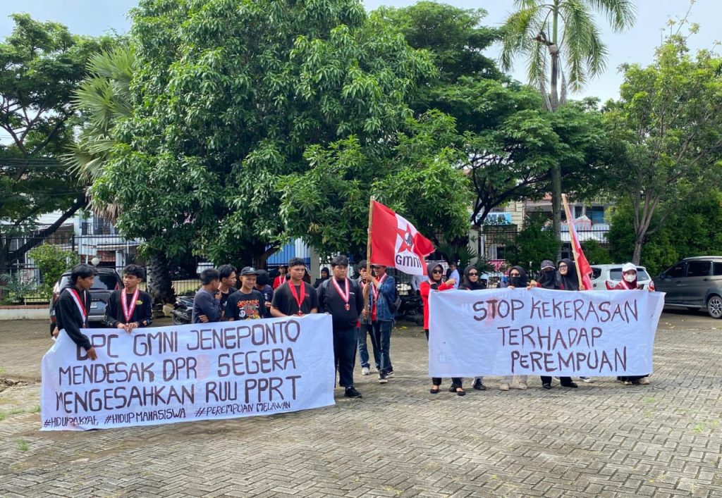 GMNI Jeneponto desak DPRD dan DPR RI sahkan RUU PPRT serta hentikan kriminalisasi perempuan saat IWD 2026 (Alex/GOnews.id)