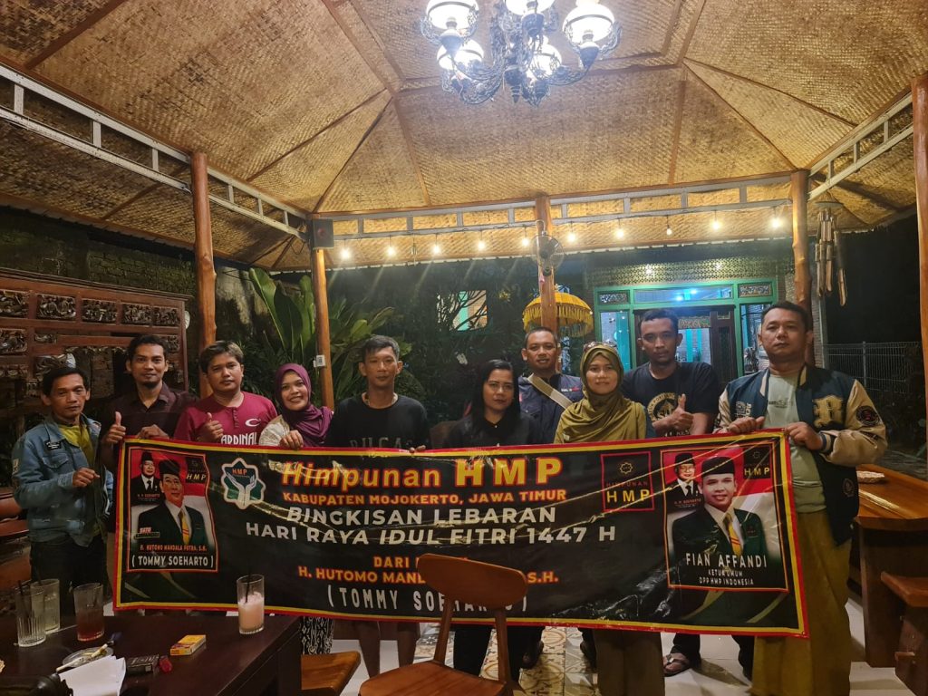 HMP Mojokerto Membagikan Bingkisan Lebaran dari Tommy Soeharto HMP Mojokerto membagikan bingkisan lebaran dari Tommy Soeharto di Cafe Bangsal, Selasa (17/3/2026). (HB/GOnews.id)