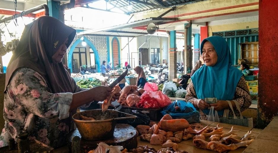 Harga Ayam Mojokerto Naik Jelang Lebaran Aktivitas jual beli ayam potong di Pasar Kedungmaling 2, Rabu (18/3/2026), (Dian)