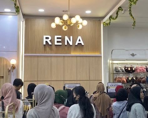 Jelang Lebaran, Rena Mojokerto Diserbu Pembeli Berburu Baju Baru Pengunjung memadati toko Rena di Jalan Raden Wijaya, Kerangan, Kota Mojokerto saat berburu baju baru menjelang Lebaran (Bella).