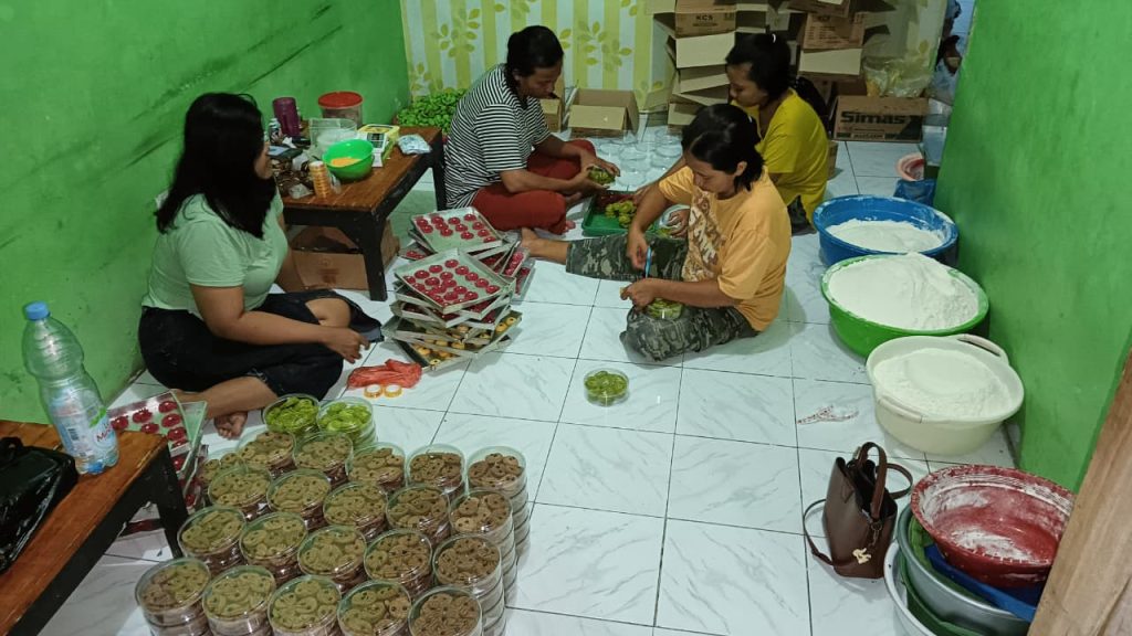 Cuma Jualan Saat Ramadan, MELLFIE COOKIES Raup Rp50 Juta Sejumlah pekerja UMKM MELLFIE COOKIES di Mojokerto tampak sibuk memproduksi dan mengemas kue kering pesanan pelanggan menjelang Lebaran. (Foto: Dian