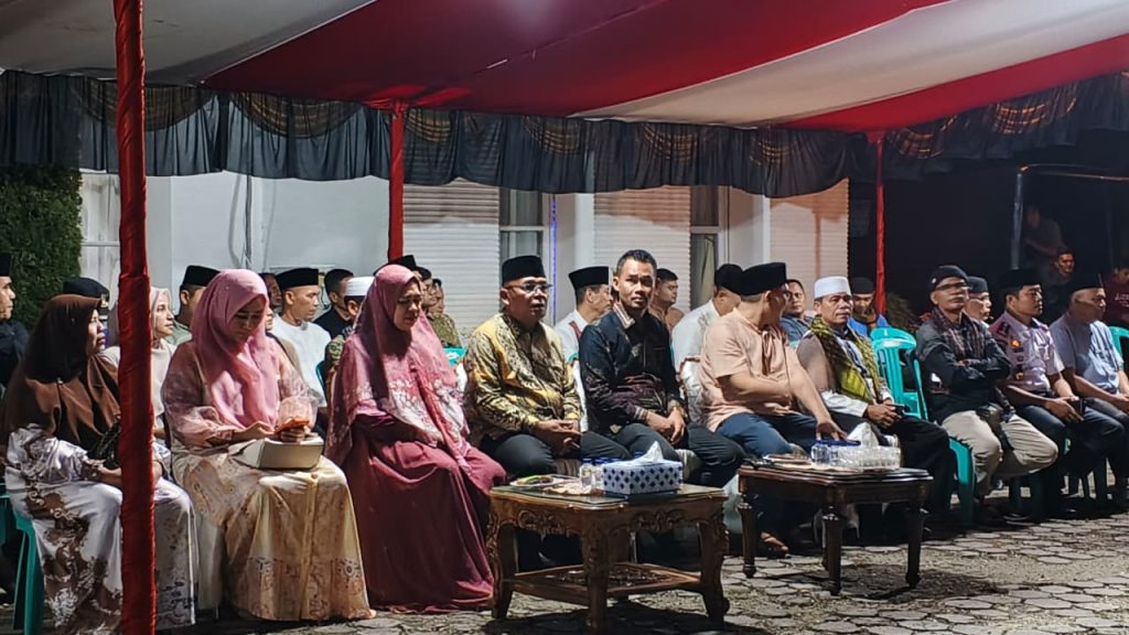 Takbiran Pasbar Satukan Warga Sambut Lebaran Para pejabat dan masyarakat Pasaman Barat mengikuti takbiran bersama di halaman rumah dinas Bupati, Jumat malam (20/3/2026), dalam suasana khidmat menyambut Idul Fitri 1447 H. (Saipen/GOnews.id)