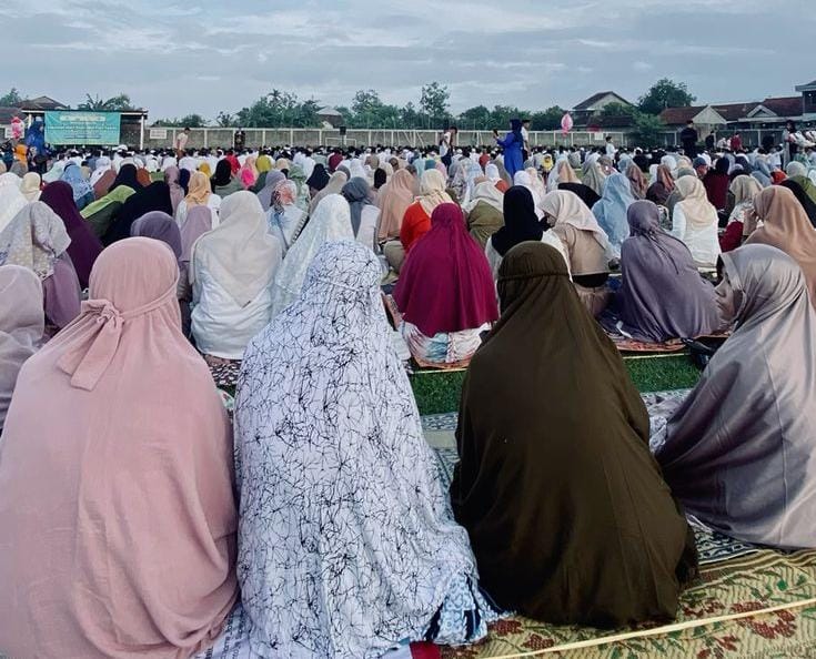 Ratusan Warga Kepuh Sawo Padati Sholat Id Lapangan Warga Dusun Kepuh Sawo melaksanakan Sholat Idul Fitri di lapangan terbuka dengan penuh khidmat. (Foto: Belia Kiki).