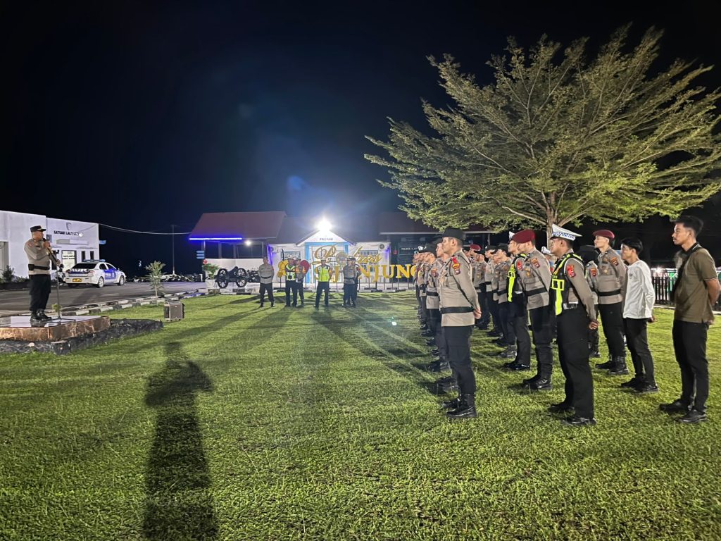 Kapolres Sijunjung AKBP Willian Harbensyah memimpin Apel Siaga pengamanan malam takbiran Idul Fitri 1447 H bersama jajaran Polres Sijunjung di halaman Mapolres Sijunjung, Jumat (20/03/2026). (Fhoto : Dioni/Gonews.id)