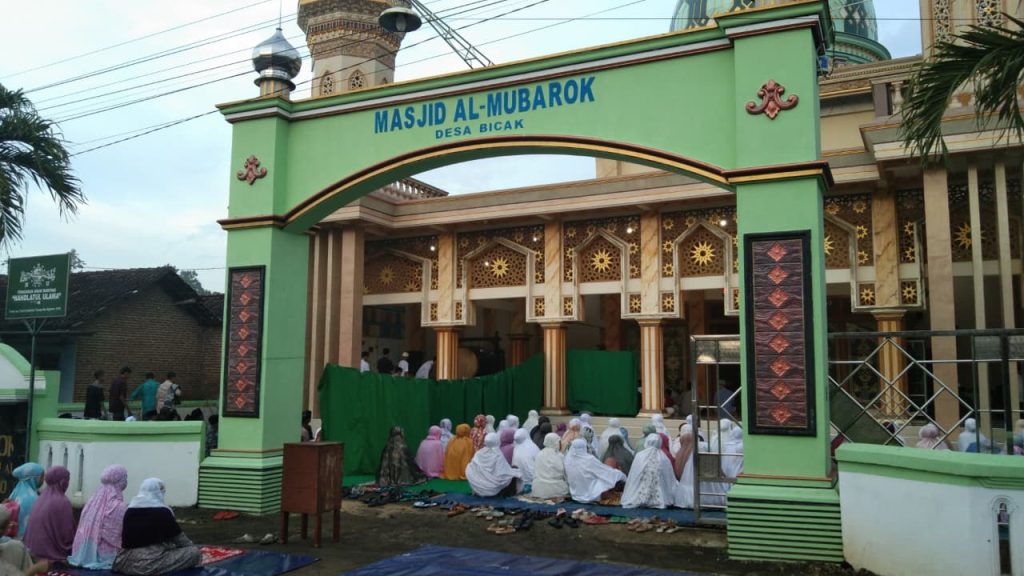 Lautan Jamaah, Sholat Ied Bicak Meluber ke Jalan Ratusan jamaah memadati halaman Masjid Al-Mubarok Bicak hingga meluber ke jalan saat pelaksanaan Sholat Idulfitri 1447 H yang berlangsung khidmat dan penuh kebersamaan. (Foto: Dian)
