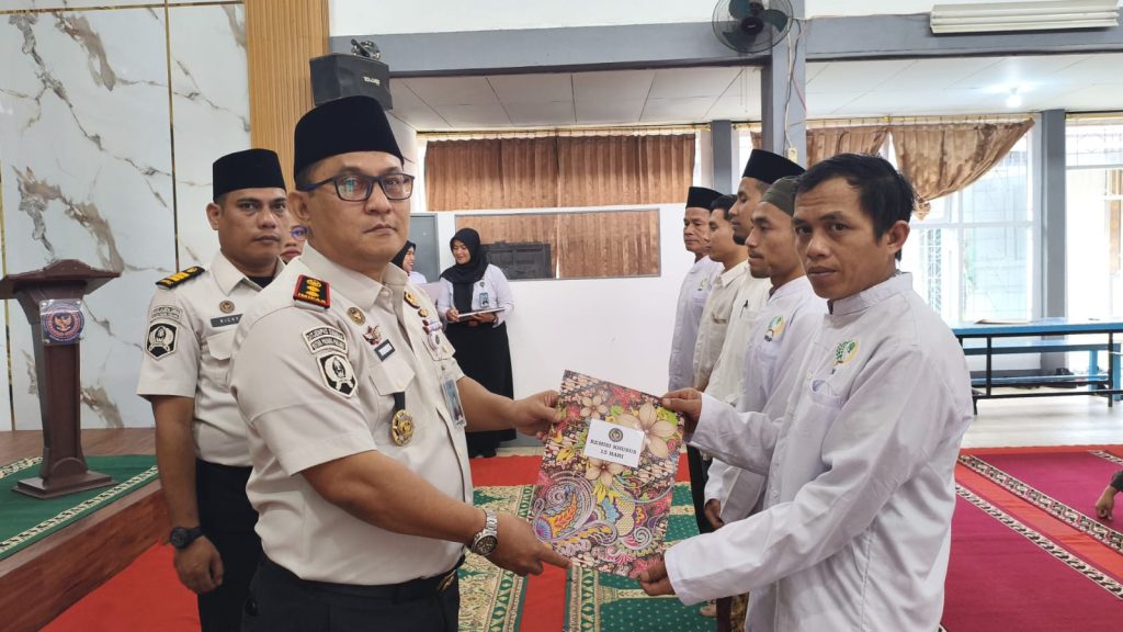 105 WBP Rutan Padang Panjang Dapat Remisi Lebaran Kepala Rutan Kelas IIB Padang Panjang, Torkis Freddy Siregar, saat menyerahkan secara simbolis remisi khusus Idul Fitri 1447 H kepada Warga Binaan Pemasyarakatan di Padang Panjang, Sabtu (21/3/2026). (Fhoto : Dioni/Gonews.id)