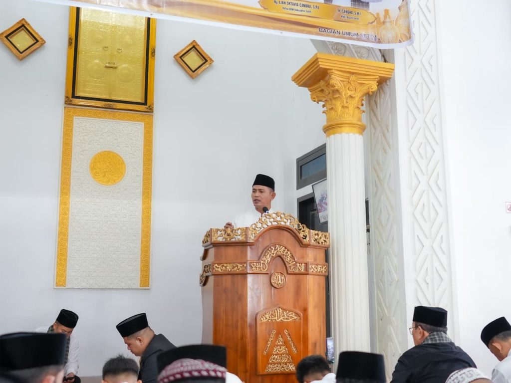 Bupati Solok Ajak Warga Jaga Persatuan Lebaran Bupati Solok, Jon Firman Pandu, SH, melaksanakan Sholat Idul Fitri 1447 H di Masjid Taqwa Taratak Baru, Nagari Koto Laweh, Sabtu (21/03/2026). (Fhoto : Dioni/Gonews.id)