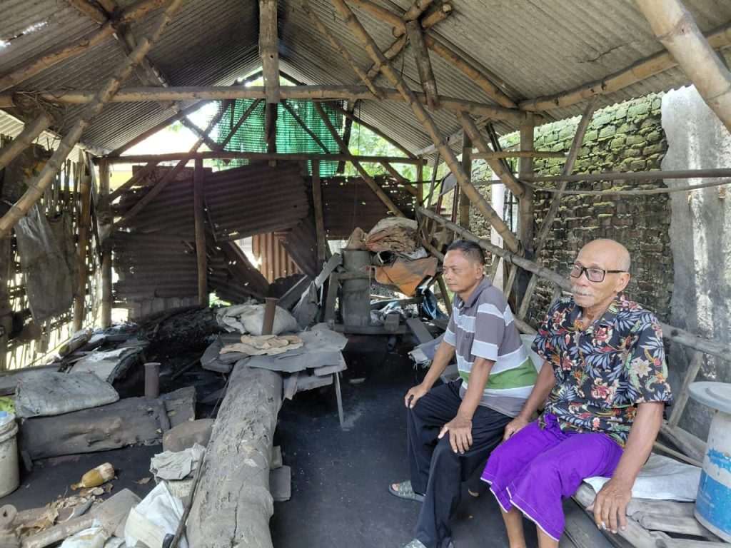 Pande Besi Jombang Bertahan Menempa Sejak 1975 Amin Tohari (74) dan rekannya Gisun (60) duduk di bengkel sederhana miliknya di Dusun Plosorejo, Jombang, tempat ia setia menempa besi sejak 1975 di tengah keterbatasan dan usia senja. (Foto: Dian