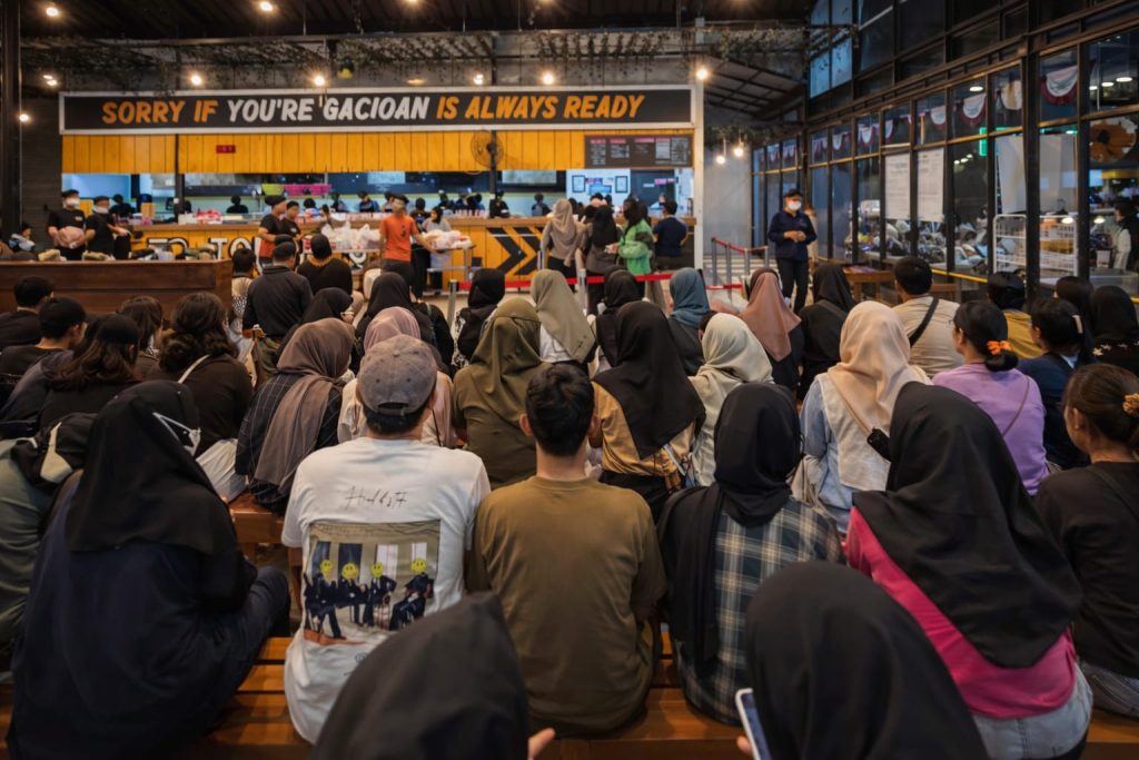 Antrean Mie Gacoan Mojokerto Tembus Dua Jam Pengunjung memadati Mie Gacoan Mojokerto dengan antrean panjang dan waiting list hingga dua jam saat jam sibuk. (Foto: Belia Kiki).