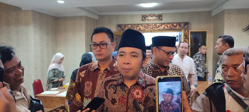 Sosialisasi Bantuan Pangan Februari–Maret 2026, Pemkab Jember Libatkan Seluruh Jajaran untuk Pastikan Tepat Sasaran Bupati Jember Muhamad Fawait kanan,bersama Ka Bulog jember M Ade Saputra saat wawancara seusai acara sosialisasi. Foto Edi Mulyono