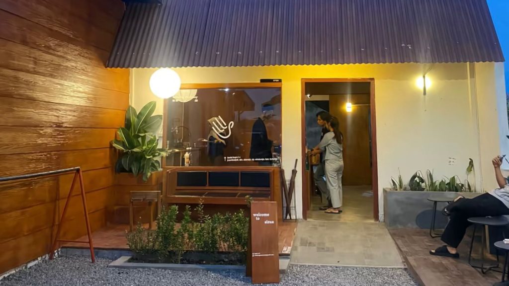 Kedai Kopi RT4 di Desa Windurejo, Kutorejo, Mojokerto, menghadirkan suasana hangat dan sederhana yang diminati anak muda sebagai tempat berkumpul di tengah lingkungan desa. (Rahma)