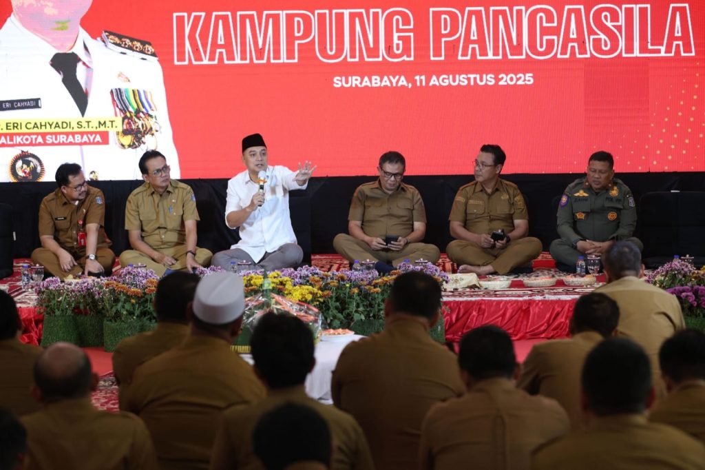LPA Jatim Dorong Kampung Pancasila Jadi Aksi Nyata Wali Kota Surabaya, Eri Cahyadi, saat meresmikan program Kampung Pancasila di lobby lantai 2 Balai Kota pada Agustus 2025. (Dok. Humas Pemkot Surabaya)
