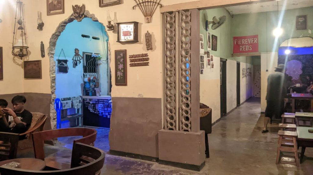 Kopi Sedulur Papat, Ruang Nongkrong Sarat Nostalgia Suasana interior Kopi Sedulur Papat menampilkan nuansa rumah nenek dengan dekorasi jadul seperti jam dinding klasik, televisi tabung, serta perabot lawas yang menciptakan suasana hangat dan penuh nostalgia bagi pengunjung. (Foto: Dian Wahyu)