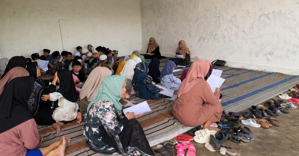 TK Bicak Awali Sekolah dengan Halal Bihalal Penuh Makna Sesi istighosah hari pertama masuk sekolah di TK Nusa Indah Bicak berlangsung khidmat saat dipimpin oleh salah satu guru, Islamiyah (24), yang diikuti antusias oleh siswa dan wali murid dalam suasana penuh kebersamaan. (Foto: Dian Wahyu)