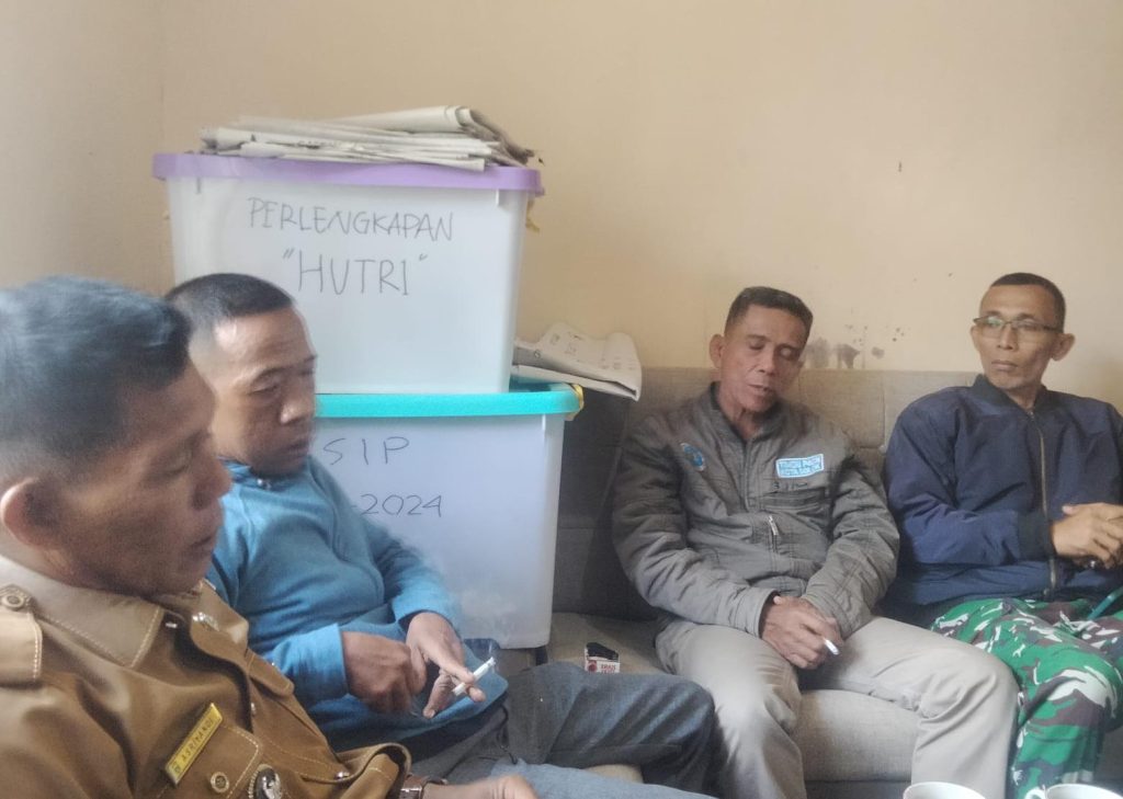 Ucapan Wali Nagari Picu Protes Warga Bukit Kandung Asriyandi saat menerima langsung pengaduan masyarakat Nagari Bukit Kandung terkait dugaan gangguan lingkungan, Senin (30/3/2036). (Fhoto: Dioni/Gonews.id)