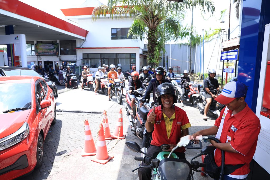 BBM Tak Naik, Ekonomi Tetap Stabil: Bupati Jember Ajak Warga Bijak Gunakan Energi Antrian bbm mengular saat Masyarakat mendengar kabar bbm akan naik.foto diskominfo