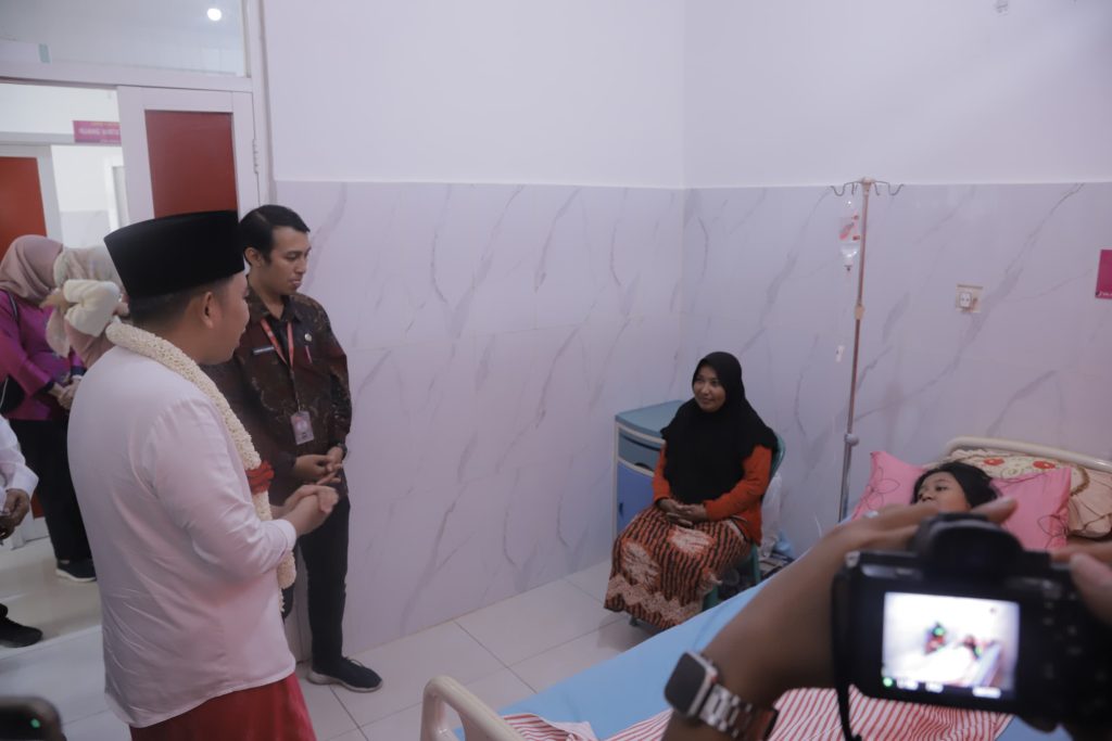 UHC Digenjot, Gus Fawait Target Semua Ibu Hamil di Jember Sudah USG Akhir April 2026 Bupati Jember Muhamad Fawait saat kunjungi warga masyarakat yang sedang dirawat.Foto Diskominfo