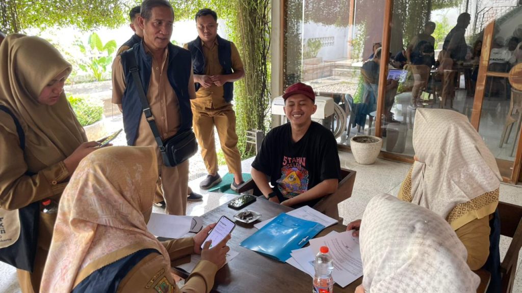 Pemkot Mojokerto Perketat Pengawasan Pelaku Usaha Pemkot Mojokerto tingkatkan pengawasan pelaku usaha untuk ciptakan iklim investasi sehat dan tertib.