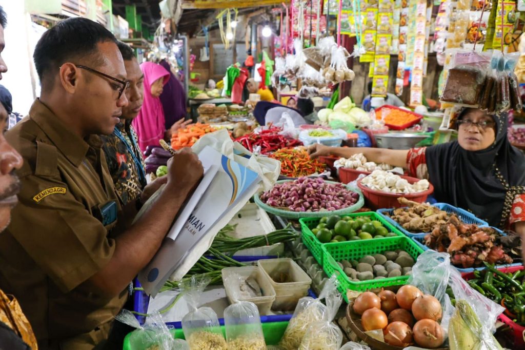 Stok Pangan Surabaya Aman, Harga Stabil April 2026 Petugas DKPP Kota Surabaya melakukan evaluasi kondisi stok dan harga pangan di salah satu pasar tradisional di Surabaya pada Maret 2026. (Dok. Humas Pemkot Surabaya)