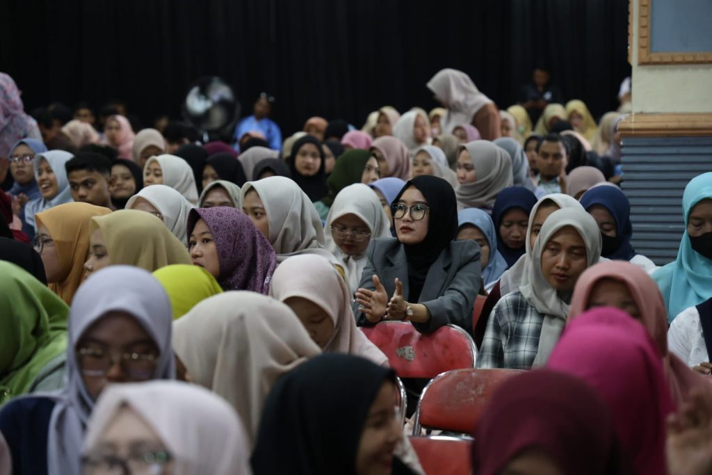 LKPJ 2025 Jember: Beasiswa dan Bansos Digenjot Para mahasiswa penerima bantuan beasiswa saat ikuti rapat sosialisasi ( foto Diskominfo)