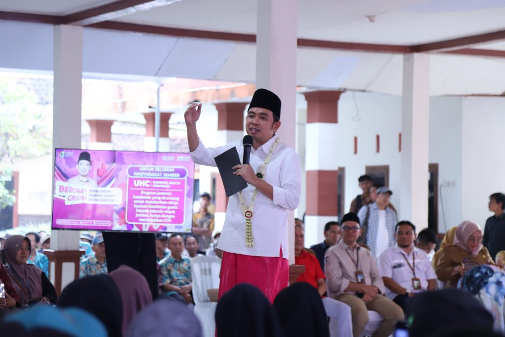 Kemiskinan Jember Turun ke Level Terendah 10 Tahun, IPM dan Kesehatan Ikut Melesat Bupati Jember Gus Fawait saat lakukan sambutan di acara Bunga Desa.Foto Edi Mulyono