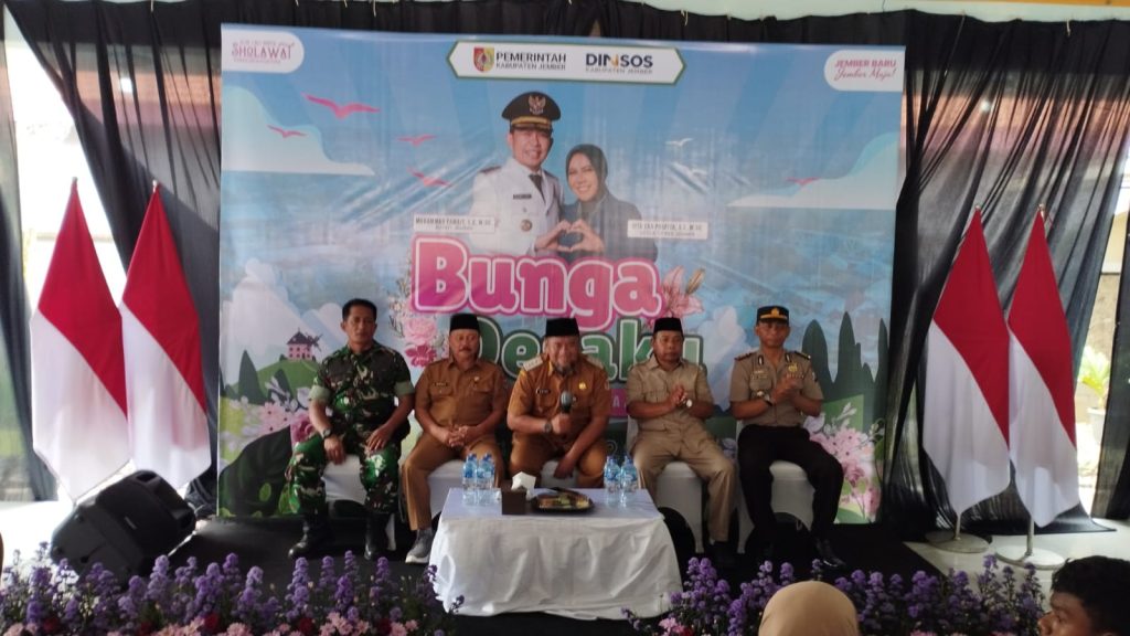 Pembagian bantuan sembako pada anak yatim piatu oleh muspika mumbul sari didampingi anggota DPRD Kabupaten Jember Siswono.foto Edi Mulyono