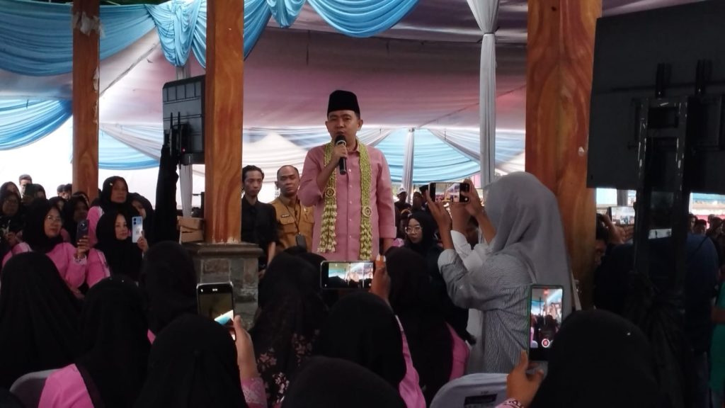 Bupati Jember Gus Fawait saat menemui kader posyandu serta rt/rw se kecamatan Mumbulsari. Foto Edi Mulyono