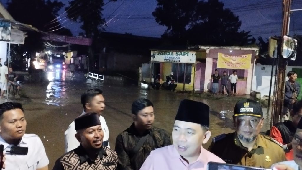 Bupati Jember Gus Fawait saat tinjau banjir akibat pendangkalan sungai di pertigaan pasar Mumbulsari. Foto Edi Mulyono
