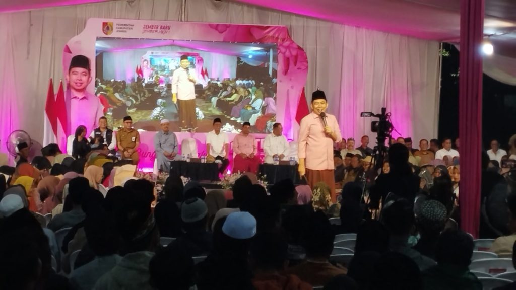 Bupati Jember Gus Fawait saat sampaikan sambutan di acara bunga desaku Mumbul. Foto Edi Mulyono