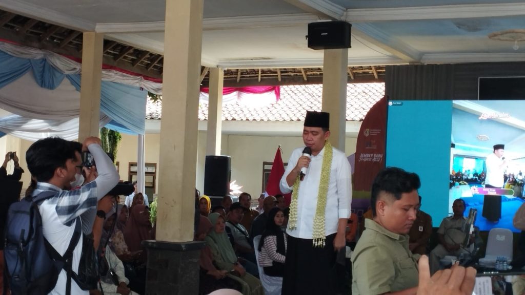 Bupati Jember Gus Fawait saat bertemu para pedagang umkm dan mlijo serta tokoh pertanian di balai desa Suco. Foto Edi Mulyono