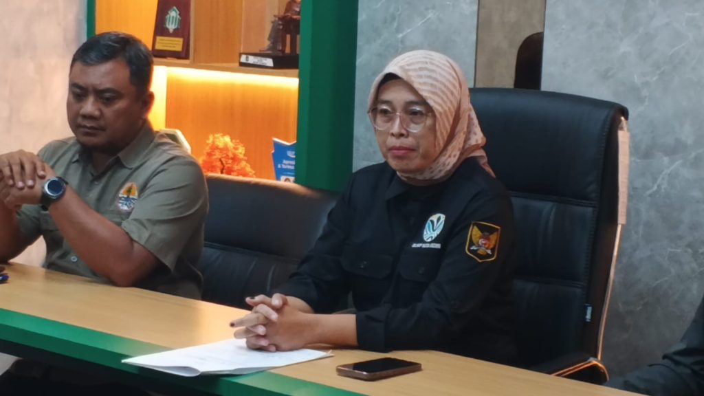 Kepala Dinas Lingkungan Hidup, Kebersihan dan Pertamanan (DLHKP) Kota Kediri, Indun Munawaroh saat jumpa pers di kantor DLHKP. (DR/GOnews.id)