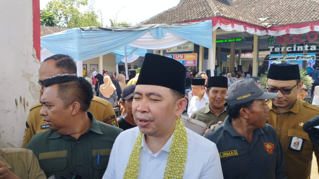 Bupati Jember Gus Fawait saat lakukan door prize seusai ikuti acara bunga desa di desa Suco.foto Edi Mulyono