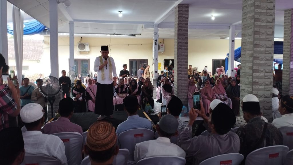 Bupati Jember Gus Fawait saat menemui para guru ngaji se kecamatan Mumbusari di balai desa Mumbulsari dalam acara Bunga Desaku. Foto Edi Mulyono