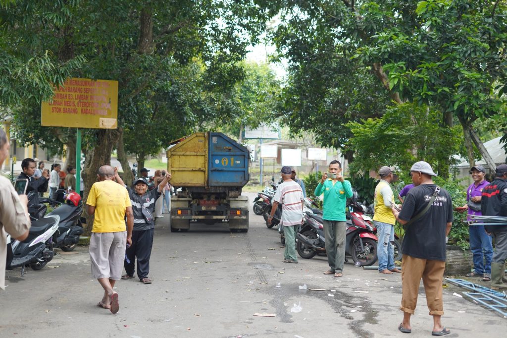 Kondisi askes truk pengangkut sampah ke TPA 2 Klotok yan diblokir warga mulai dibuka. ( Doc. Dinas Komunikasi dan Informatika Kota Kediri)