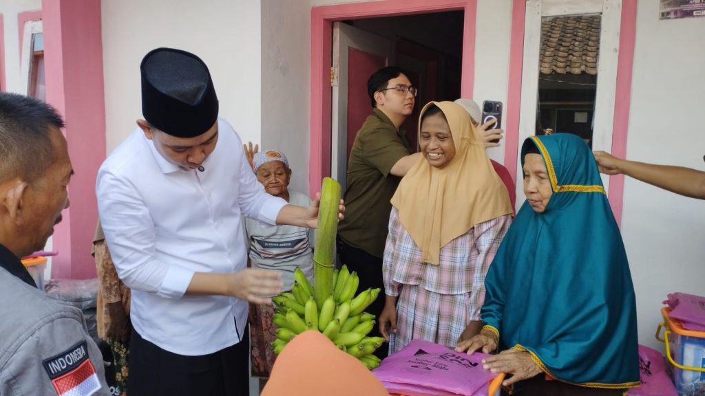 Bupati Jember Gus Fawait saat tinjau RTLH milik bu Sumiati dan mendapat cinderamata setandan pisang Foto Edi Mulyono