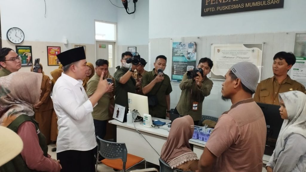 Bupati Jember Gis Fawait saat lakukan sidak di puskesmas Mumbulsari. Foto Edi Mulyono