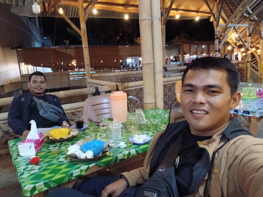 Keterangan Foto: Saipen Kasri, Wartawan GOnews.id, saat berbincang dengan Ahmad Osen, seorang penyuluh agama di Pasaman Barat, mengenai musibah yang sedang ia alami.