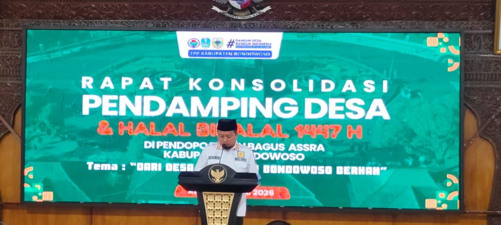 As'ad Yahya Syafi'i, Wakil Bupati Bondowoso saat memberikan Sambutan dalam acara halal bihalal dengan ratusan pendamping desa di Pendopo Raden Bagus Asra Bondowoso, Rabu ( 8/4/2026 ) ( Doni/ GOnews.id)