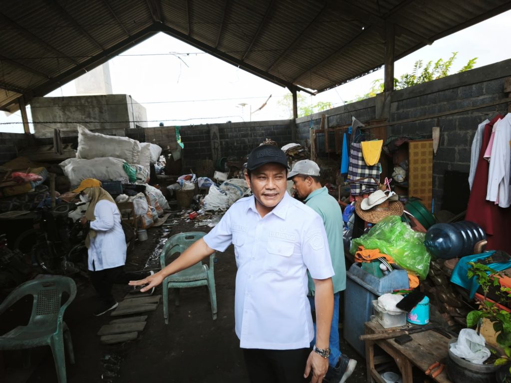 Bupati Sidoarjo H.Subandi Saat Sidak Tempat Pengolahan Sampah (TPS).