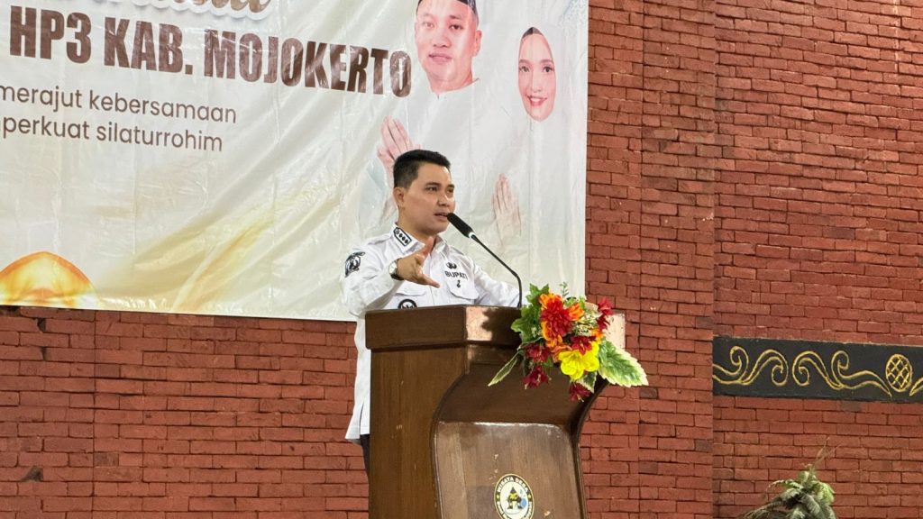 Bupati Mojokerto Muhammad Albarraa saat memberikan sambutan dalam acara halal bihalal Keluarga Besar Himpunan Pendidik Pos PAUD (HP3) Kabupaten Mojokerto, Rabu (8/4/2026) (Dok. Diskominfo)
