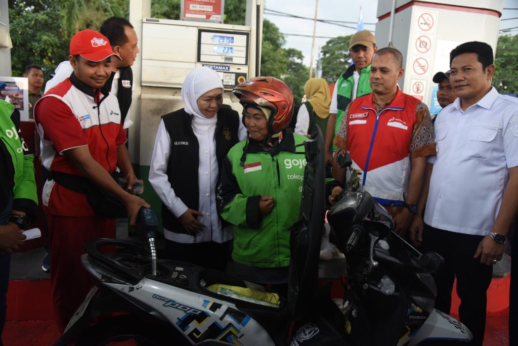 Gubernur Jawa Timur Hj.Khofifah Indar Parawansa Di Dampingi Bupati Sidoarjo saat Pembagian BBM Gratis Kepada Ojek Online Sidoarjo.