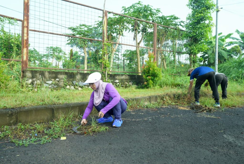 Wali Kota Mojokerto Ika Puspitasari turun langsung memimpin kerja bakti di Taman Bahari Majapahit (TBM), Jumat (10/4/2026) (sok.Diskomkominfo)