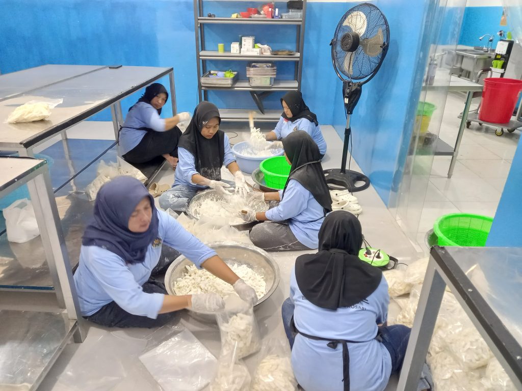 Petugas SPPG Sukosari Lor tengah mempersiapkan menu korve dan French fries secara higienis, Sabtu (11/4/2026) (dok.SPPG Sukosari Lor)