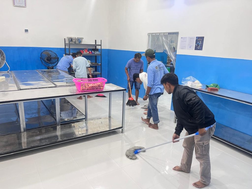 SPPG Sukosari Lor Perkuat Standar Kebersihan Dapur Karyawan SPPG Sukosari Lor saat kerja bakti bersih-bersih area dapur (dok. SPPG Sukosari Lor)