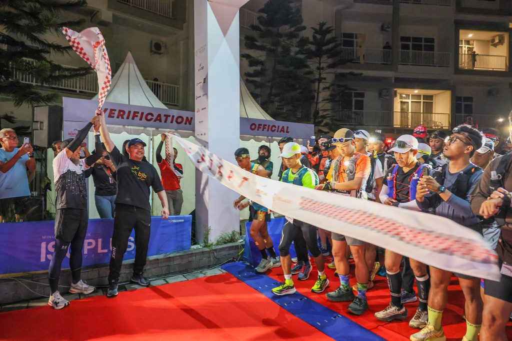 Sekretaris Daerah (Sekda) Provinsi Jawa Tengah, Sumarno, secara resmi melepas peserta dengan pengibaran bendera start.(Dok HumasprovJateng)
