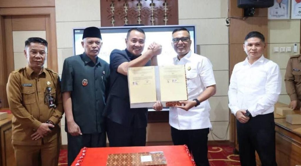 Pemkot Sungai Penuh dan Kejari Perkuat Sinergi Hukum Lewat Penandatanganan MoU Wali Kota Sungai Penuh, Alfin, SH, bersama Kepala Kejaksaan Negeri Sungai Penuh, Robi Harianto, SH., MH. saat MoU dan Perjanjian Kerja Sama di bidang Perdata dan Tata Usaha Negara (Datun), Senin (6/4/2026). (Vina/GOnews.id)