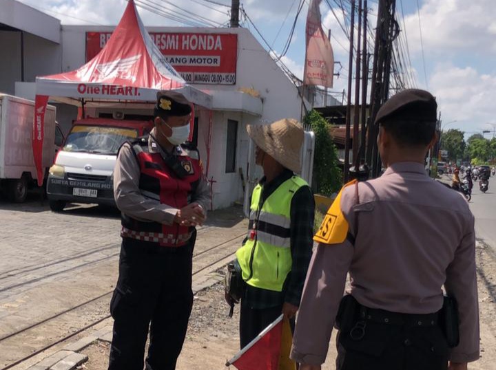 Polisi Pakal Tertibkan Pak Ogah di Titik U-Turn Penertiban "Pak Ogah" oleh anggota Polsek Pakal, di Jalan Babat Jerawat, Surabaya, Selasa (14/4/2026).